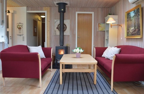 Skovgaarde House | This cozy cottage is family friendly furnished with kitchen and living room with fireplace in open c