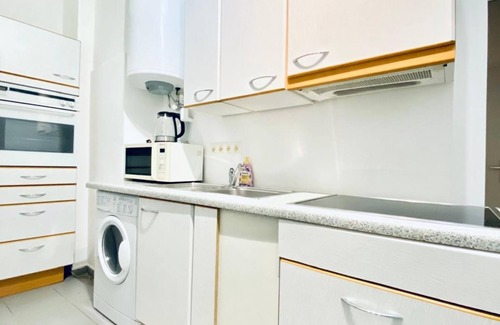 Liesing Apartment | This cozy room in a shared apartment is designed for comfort and practicality, m