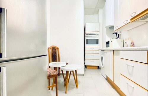 Liesing Apartment | This cozy room in a shared apartment is designed for comfort and practicality, m