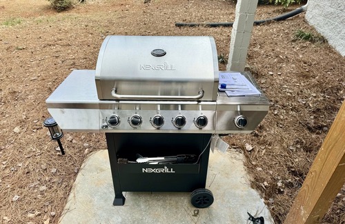 Hartwell House | This gorgeous lakefront home with beautiful seasonal views