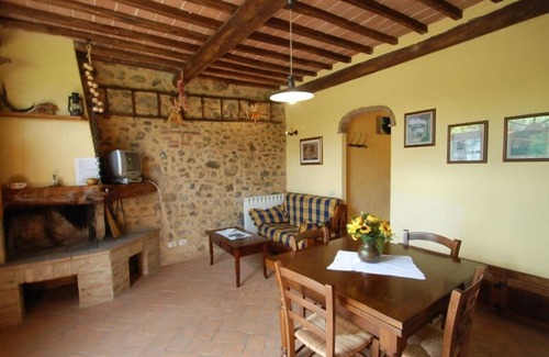 Montalcinello Other | This ground floor house (55 sqm) consists of a living room with fireplace, satellite tv and kitchen
