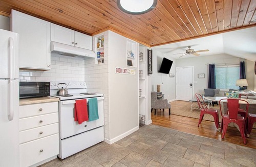 Paw Paw Lake House | This house is a 2 bedroom(s), 1 bathrooms, located in Coloma, MI.