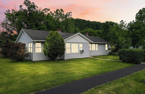 Marlinton House | This house is a 3 bedroom(s), 1 bathrooms, located in Marlinton, WV.