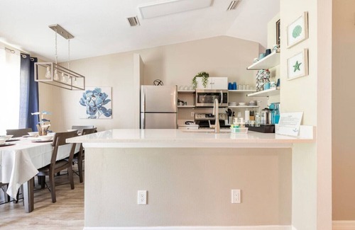 Port Malabar House | This house is a 3 bedroom(s), 2 bathrooms, located in Palm Bay, FL.