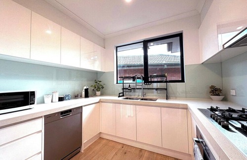 Mount Waverley House | This house is a 4 bedroom(s), 3.5 bathrooms, located in Glen Waverley, VIC.