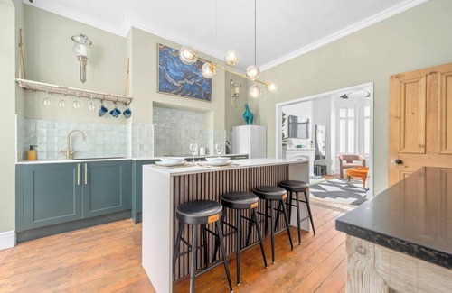 Salford House | This house is a 4 bedroom(s), 3 bathrooms, located in Manchester, England.