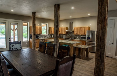 Uvalde Cabin | This is THE place for big groups.