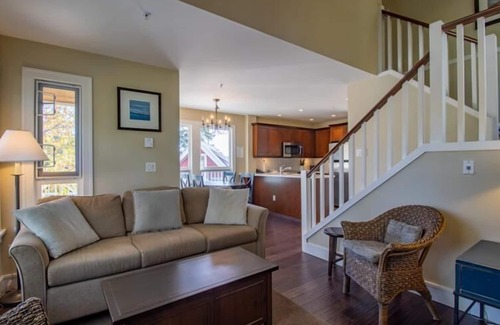 Pender Island Cabin | This Pender Island cottage has stunning views overlooking the Marina.
