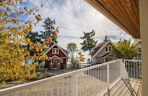Pender Island Cabin | This Pender Island cottage has stunning views overlooking the Marina.