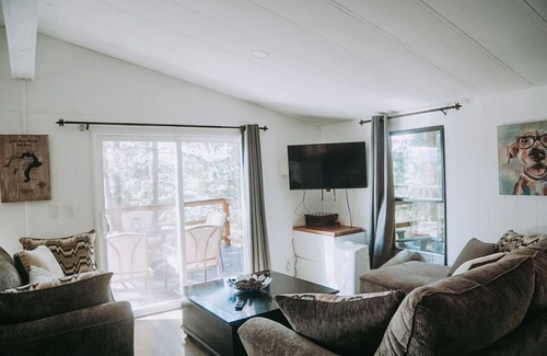 Sagle House | This Pet-Friendly, Cedar Forest Retreat with lake view of Murphy Bay 100MB WIFI