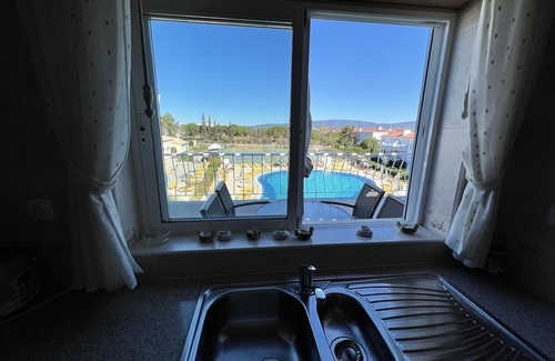 Portimao Apartment | This place spells H-O-L-I-D-A-Y. Beautiful 2 bed apartment overlooking the pool