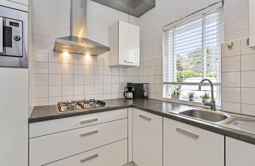 Ouddorp House | This romantic holiday home is located in the middle part of the quiet and green park Toekomst in the middle of the Kop van Goeree