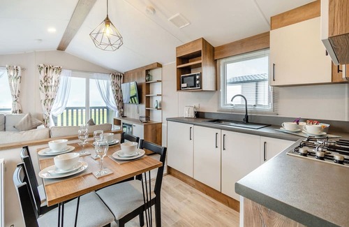 Hornsea House | This stunning holiday home with a double bedroom and en suite W.