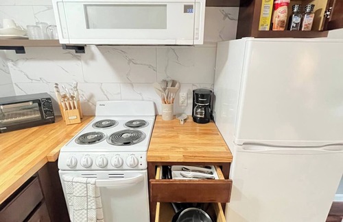 Syracuse Apartment | This tastefully appointed and nicely furnished studio is perfect for the traveling professional