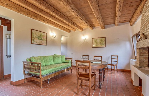 Taglio di Po House | This terraced house, 2 km from Taglio di Po, is located in a beautiful estate with communal pool, su