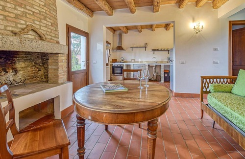 Taglio di Po House | This terraced house, 2 km from Taglio di Po, is located in a beautiful estate with communal pool, su