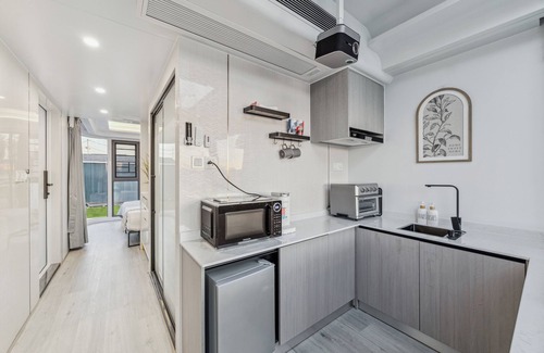 Highlands Apartment | This tiny house is a 1 bedroom(s), 1 bathrooms, located in Highlands, TX.