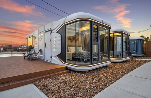 Highlands Apartment | This tiny house is a 1 bedroom(s), 1 bathrooms, located in Highlands, TX.