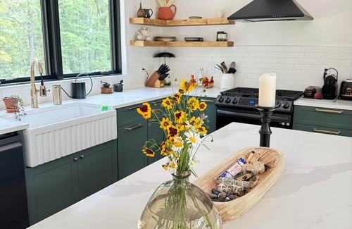 High Falls House | This uncommon accommodation is a nbrand new build. Central to all and private.