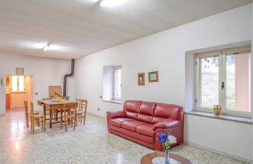 Cetraro Apartment | This vacation apartment is located on the second floor of an old mansion, in a splendid position ove