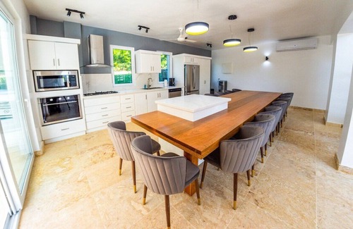 Urbanizacion Tavarez Villa | This villa is a 7 bedroom(s), 9 bathrooms, located in Sosúa, Puerto Plata.