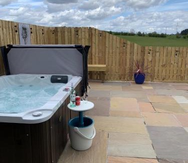 Galston Cabin | Thistle Pod Farm Stay with Hottub Sleeps 2