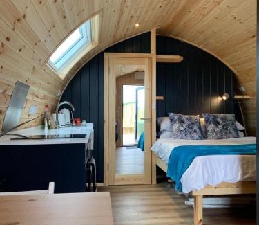 Galston Cabin | Thistle Pod Farm Stay with Hottub Sleeps 2