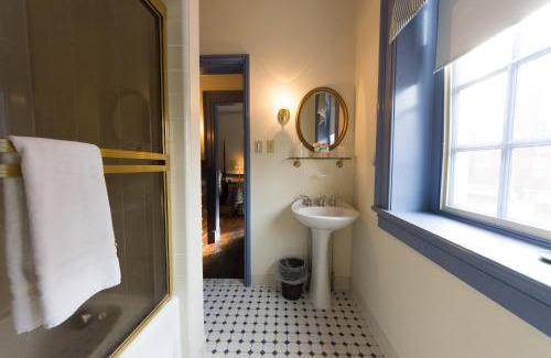 Center City East Bed & Breakfast | Thomas Bond House Bed and Breakfast