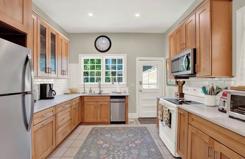 Thomas Square House | Thomas Square Affair Unit A