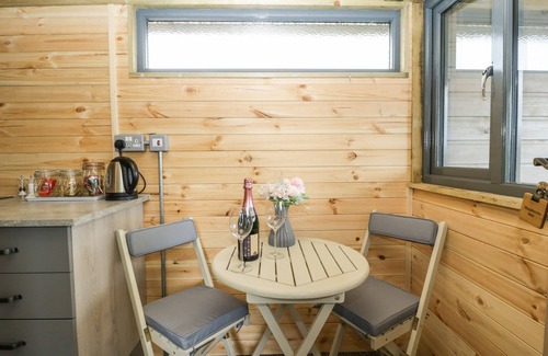 Muchelney Cottage | THORNHILLS LODGE, romantic, with hot tub in Middlezoy