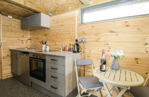 Muchelney Cottage | THORNHILLS LODGE, romantic, with hot tub in Middlezoy