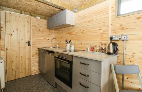 Muchelney Cottage | THORNHILLS LODGE, romantic, with hot tub in Middlezoy