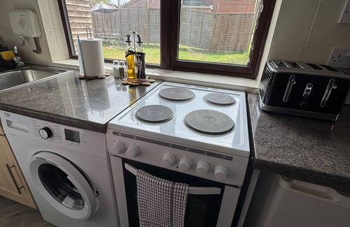 Runnymede Apartment | Thorpe Park Studio | Self-Contained + Parking