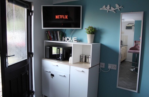 Runnymede Apartment | Thorpe Park Studio | Self-Contained + Parking