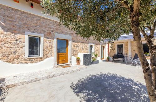 Thrapsano Apartment | Thrapsano House with private pool by Hospi