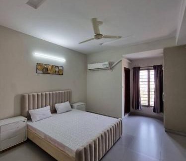 Hassan Abdal Apartment | Three Bed Attached Bath Netflix Wifi Smart TV Parking WFH Desk Near Airport