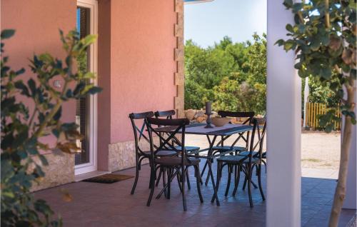 Sibenik House | Three-Bedroom Holiday Home In Dubrava
