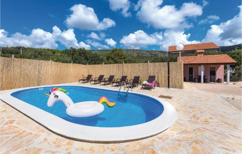Sibenik House | Three-Bedroom Holiday Home In Dubrava