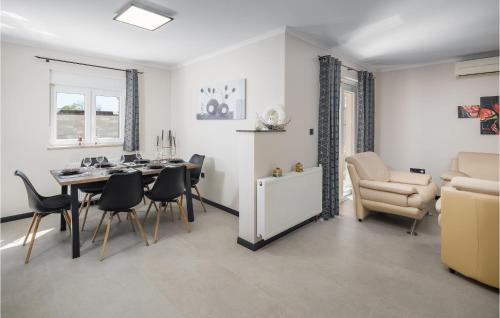 Zbandaj House | Three-Bedroom Holiday Home In Porec