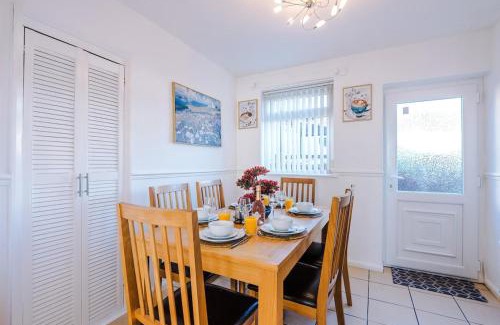 Broadheath House | Three Bedroom House close to Manchester Airport and Wythenshawe Hospital