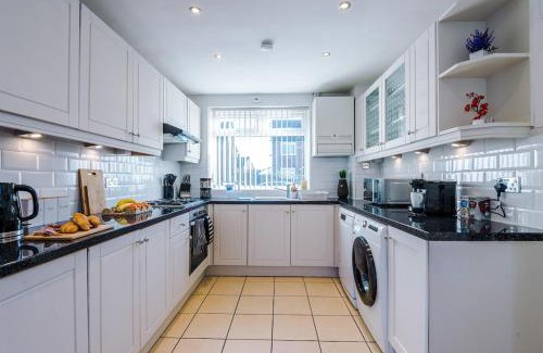 Broadheath House | Three Bedroom House close to Manchester Airport and Wythenshawe Hospital