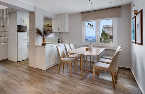 Vouliagmeni Apartment | Three Bedroom Panoramic Sea View Maisonette by BluPine (Vouliagmeni Stylish)