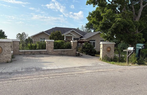 Colborne House | three bedroom share kitchen, dining room, leaving room, with AC in Colborne