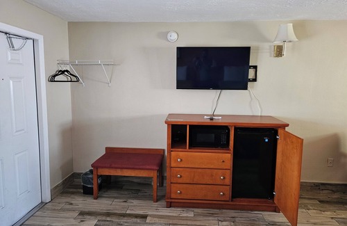 Titusville Hotel | Three Oaks Motel