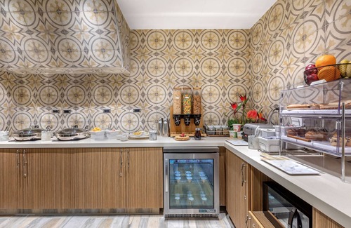 Southeast Torrance Hotel | Three Sleek Units Near The Best Restaurants, Farmers' Market & Shopping Center