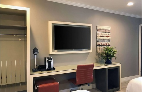 Southeast Torrance Hotel | Three Sleek Units Near The Best Restaurants, Farmers' Market & Shopping Center