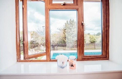 Martin House | Threeways Retreat with Heated Swimming Pool