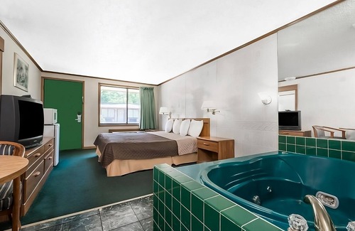 Summitt Hotel | Tidy Unit, Outdoor Pool, Free Parking, WiFi, Pets Allowed