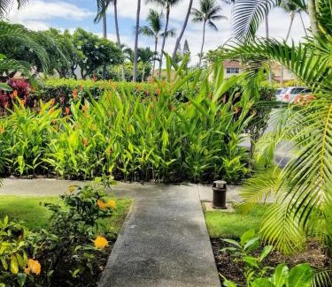Kahaluu Bay House | Tiki Hale Lua at the Surf and Racquet Club