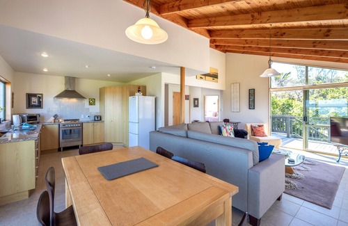 Blackpool House | Tikirau Bay Views - Tikirau Bay Views is a wonderfully appointed family holiday home right next to the beach in Oneroa. With three bedrooms (2 x singles and 2 x queens) and a good sized family bathroom, this is the perfect location for a family group